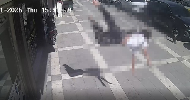 Güvercinlerle ilgilenirken 2'nci kattan düştü; o anlar kamerada