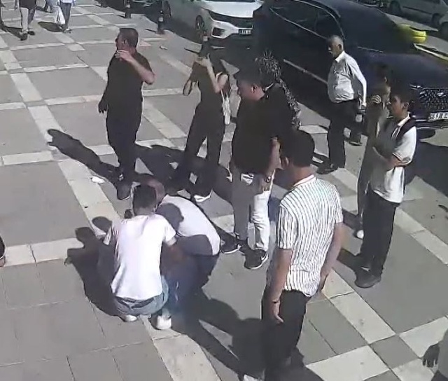 Güvercinlerle ilgilenirken 2'nci kattan düştü; o anlar kamerada