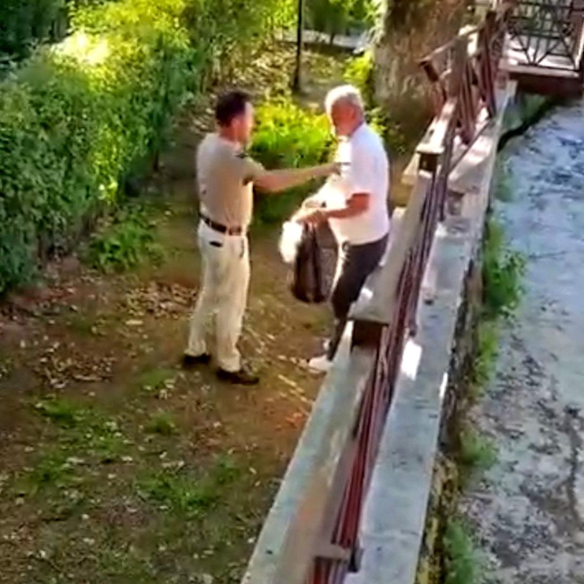 Türbe Bahçesinde Alkol Krizi