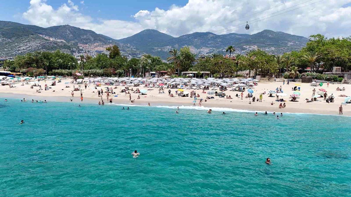 Alanya\'da Yaz Sıcakları Plajları Doldurdu