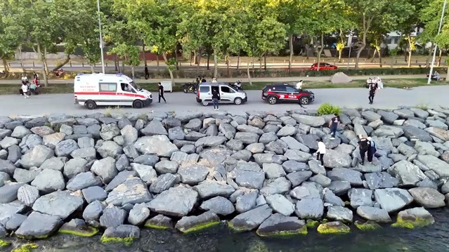 Yunus polisleri kayalıklardan düşen kadını kurtardı