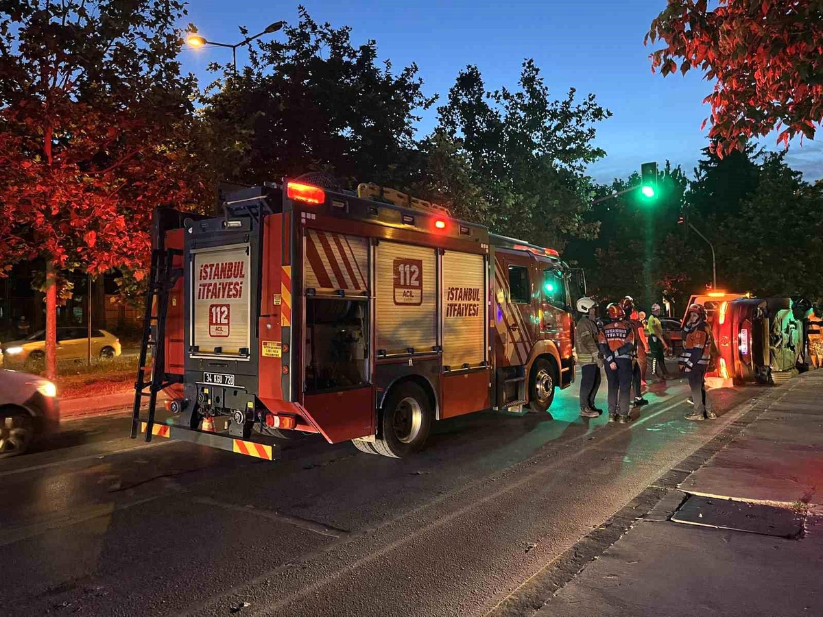 Bakırköy\'de Kaza: Mercedes Yan Yattı