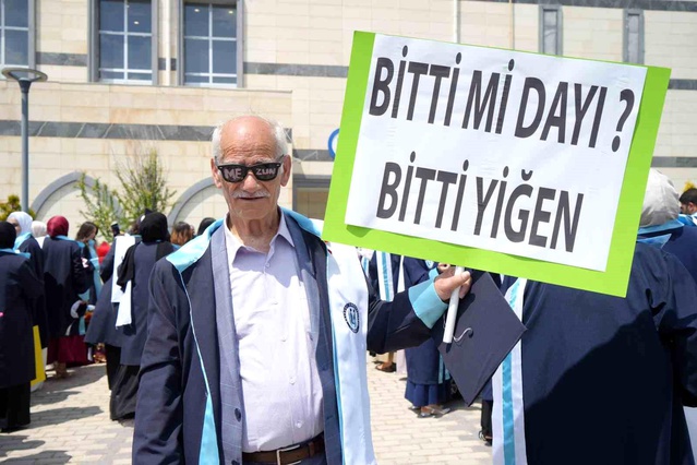 71 Yaşında Mezuniyet Sevinci