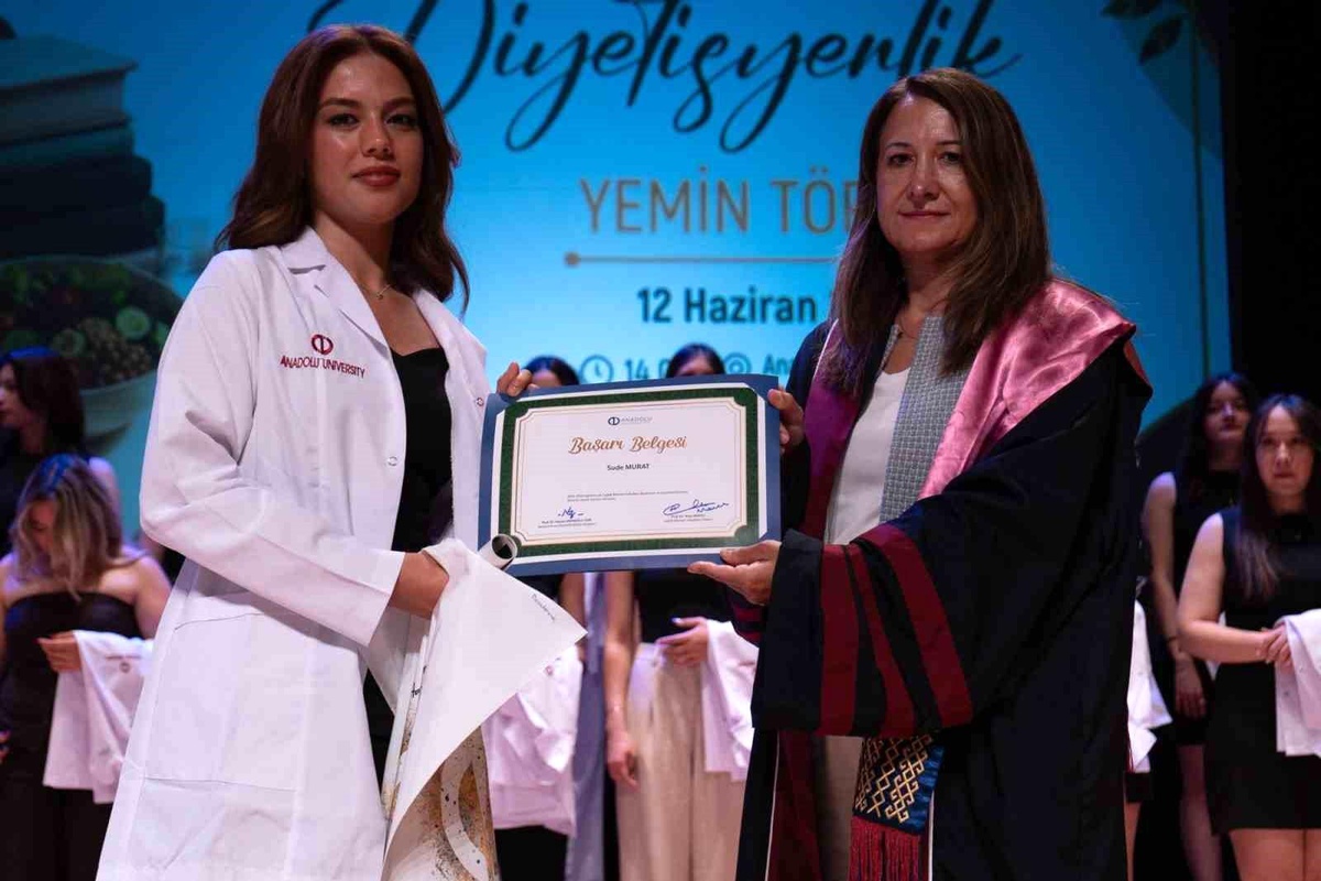 Anadolu Üniversitesi Diyetisyenlik Bölümü İlk Mezunlarını Verdi
