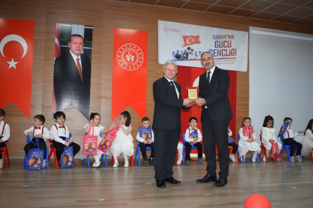 Çamlıhemşin'de minik öğrenciler sahnede gönülleri fethetti