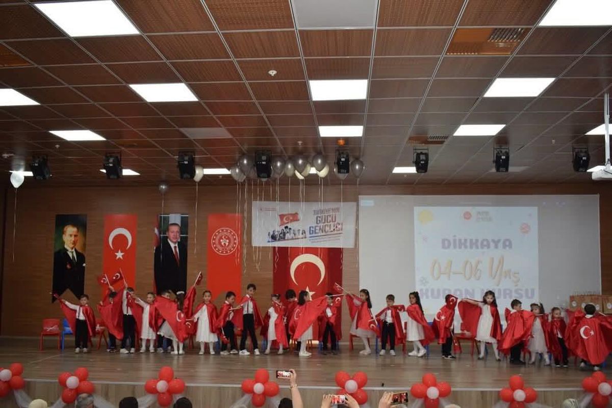 Çamlıhemşin\'de minik öğrenciler sahnede gönülleri fethetti