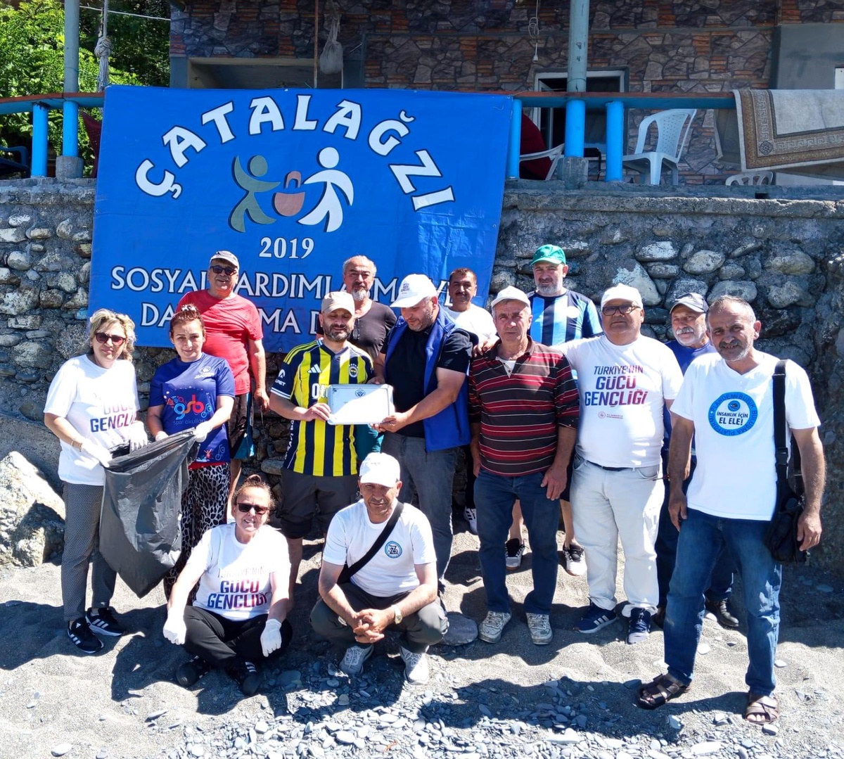 Çatalağzı Ömerağzı Sahili\'nde geniş katılımlı temizlik seferberliği