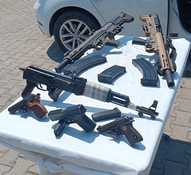 Cezaevi önünde 2 kişiyi yaralayıp otomobil gasbeden şüphelilerin yakalanma anı kamerada