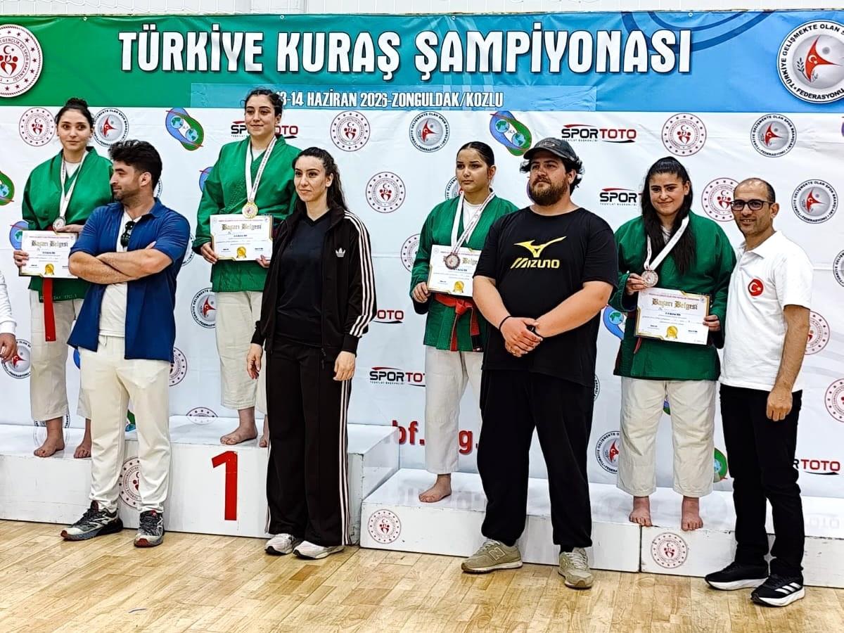 Cumhuriyet Lisesi Öğrencileri Kuraş Şampiyonası\'nda Başarı Elde Etti
