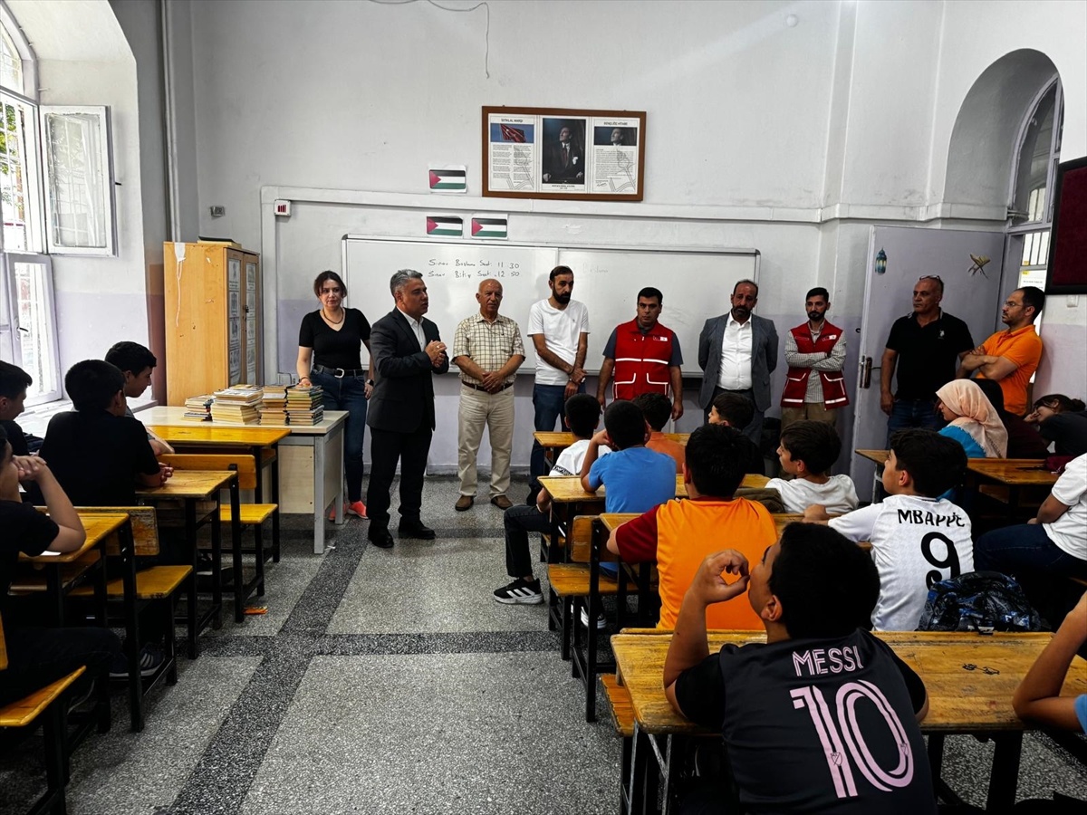 Diyarbakır\'da Kitap ve Kiti Dağıtımı