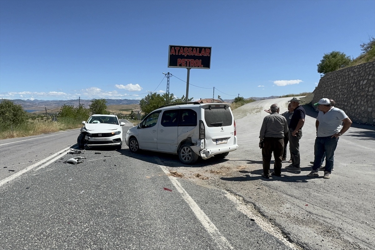 Elazığ\'da Trafik Kazası: 2 Yaralı