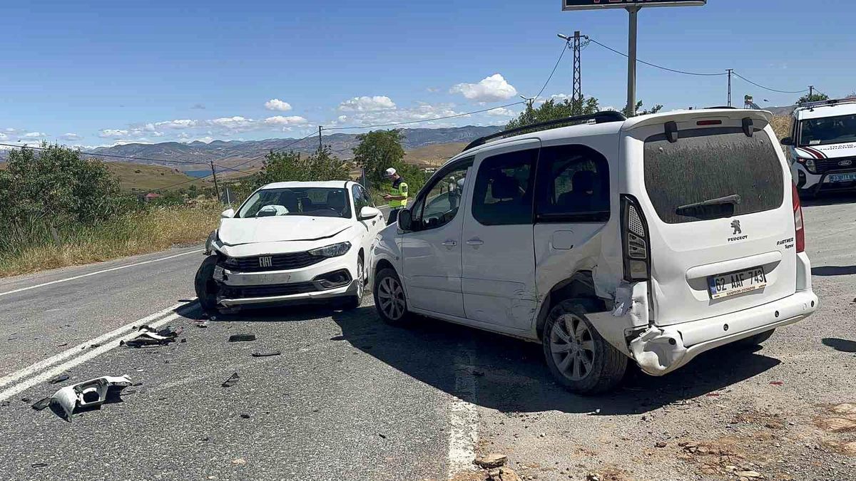 Elazığ\'da iki araç çarpıştı: 2 yaralı
