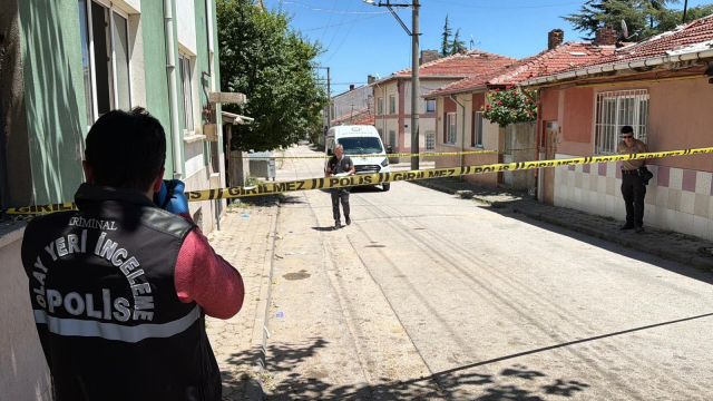 Sürücüsünün geri manevra yaptığı hafif ticari aracın çarptığı yaya öldü
