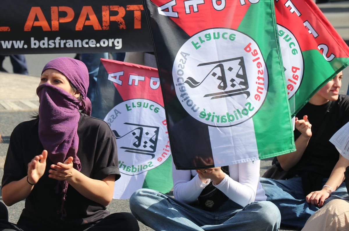Filistin Destekçileri Fransa\'da Yolu Kapatıyor