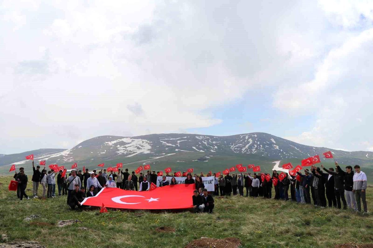 Gençlerden Allahuekber\'de anlamlı anma