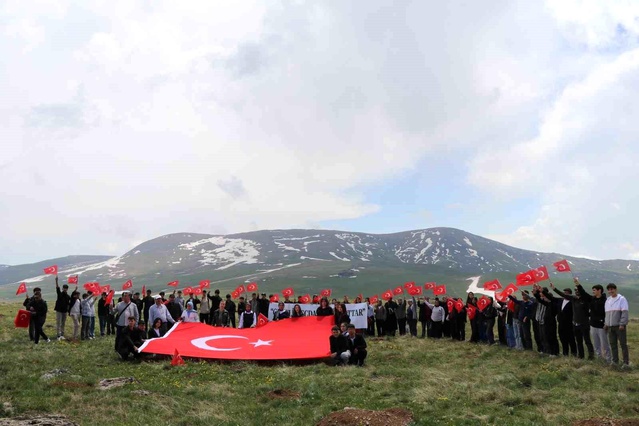 Gençlerden Allahuekber’de anlamlı anma