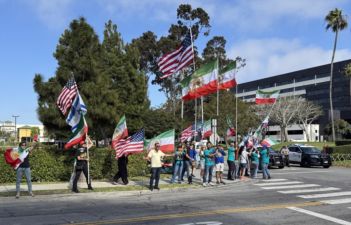 İran Futbol Takımına Los Angeles'ta Protesto