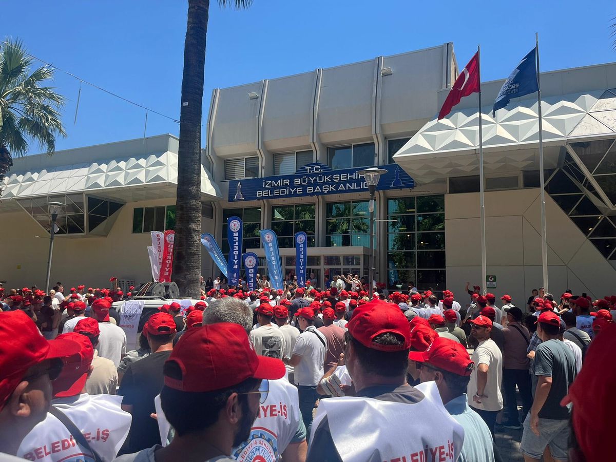 İzmir\'de İşçiler Toplu Sözleşme İçin Eylemde