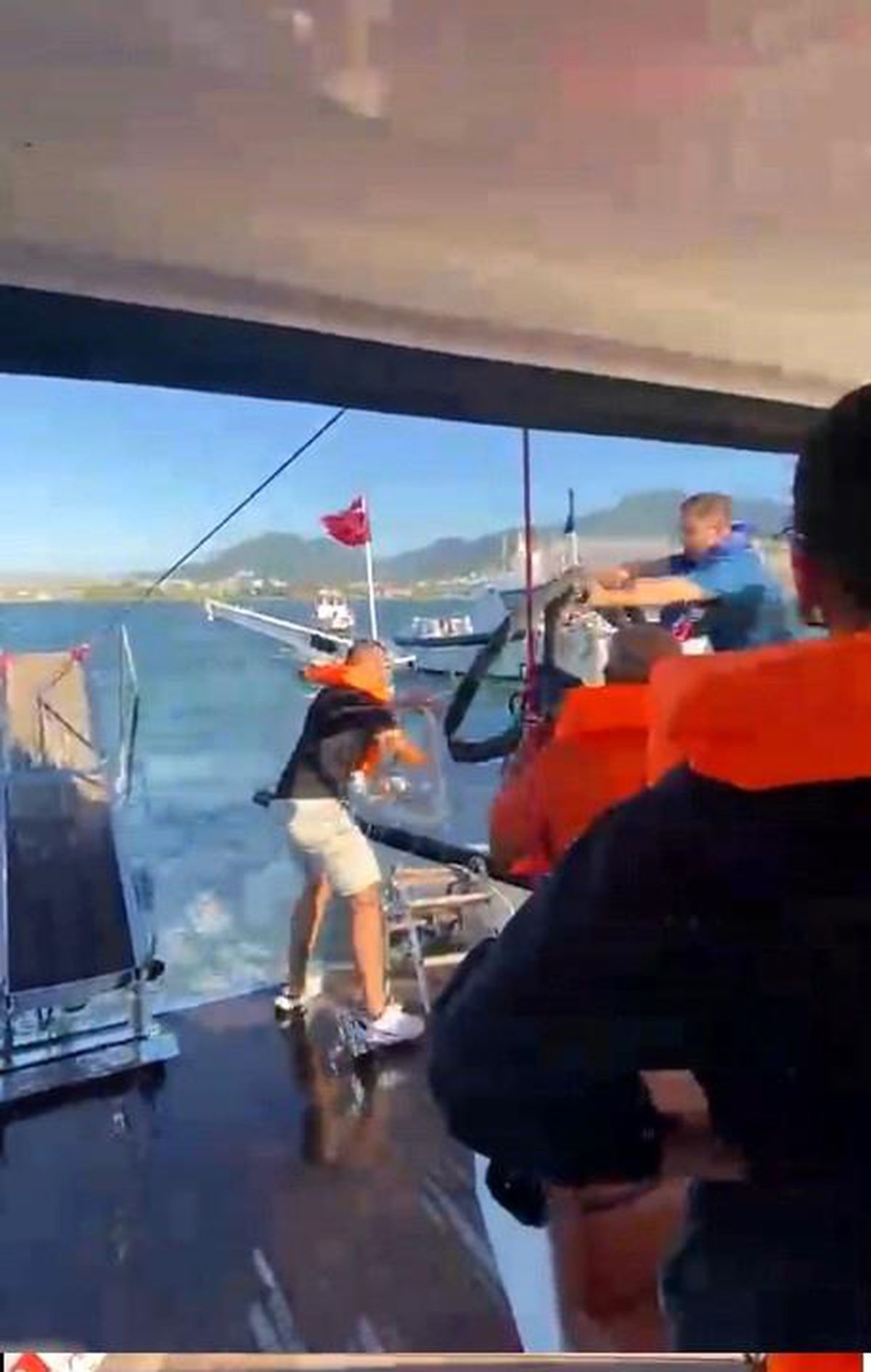 İzmir\'de Tekne Kurtarıldı