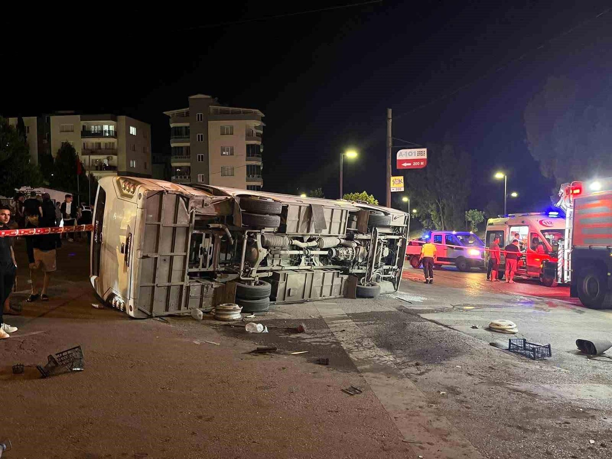 İzmir\'de Trafik Kazası: 4 Yaralı