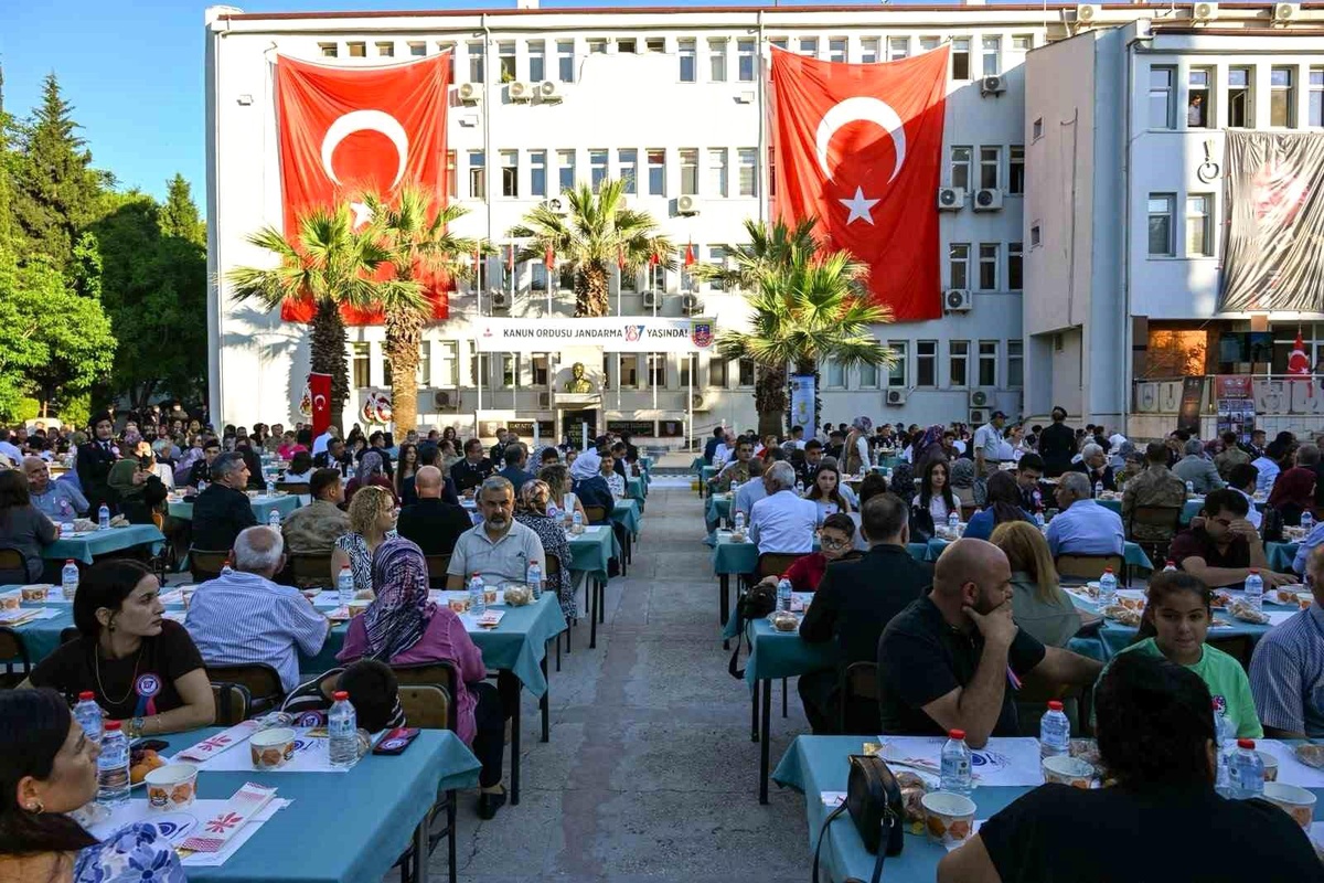 Manisa’da Jandarma’nın 187. Yılında Şehit Aileleri ve Gazilerle Yemek