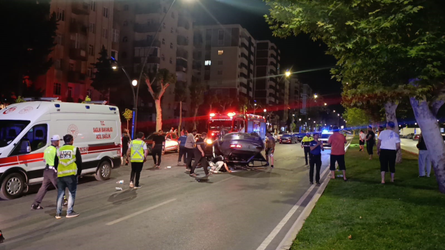 Makas atarak yarışan iki otomobil kaza yaptı: 5 yaralı