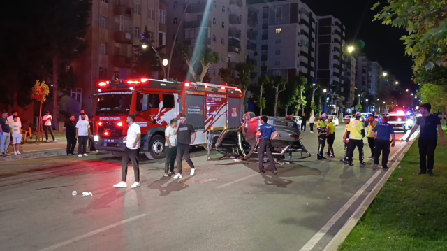 Makas atarak yarışan iki otomobil kaza yaptı: 5 yaralı