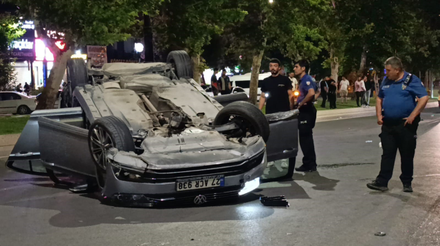 Makas atarak yarışan iki otomobil kaza yaptı: 5 yaralı