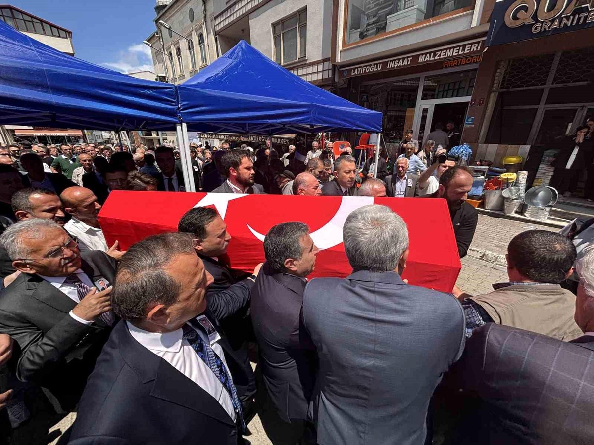 Kalp krizine yenik düşen Vali Yardımcısı Şenol Esmer memleketi Trabzon\'da toprağa verildi