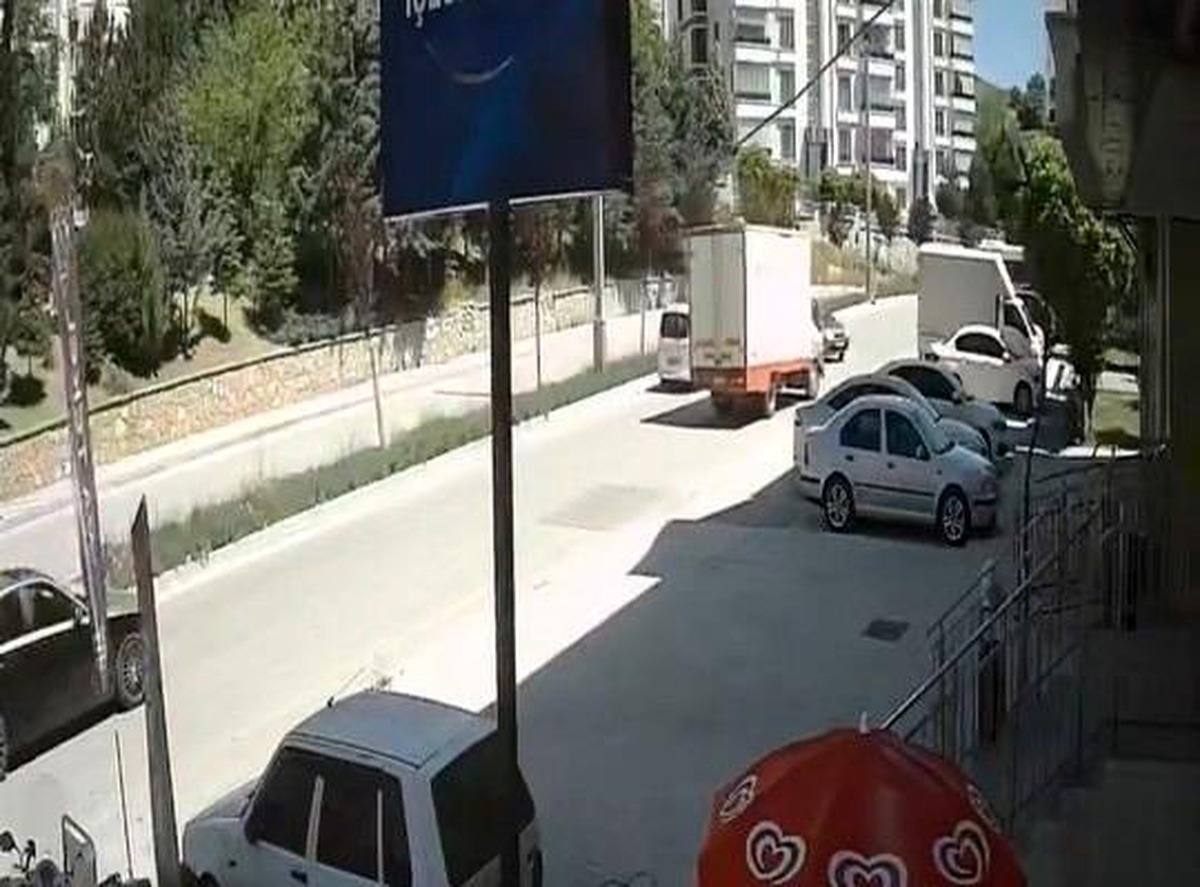 Elazığ\'da Otomobil Kamyonetle Çarpıştı