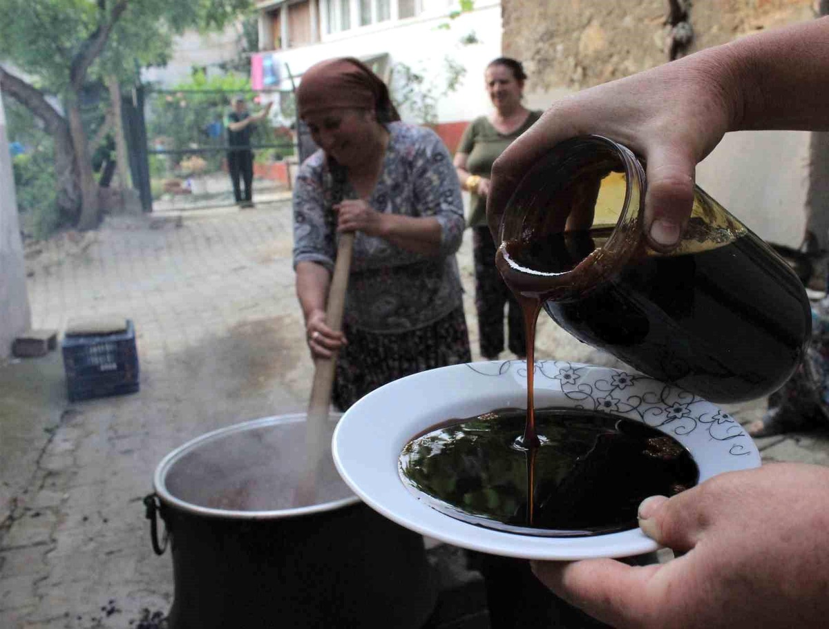 Kemaliye\'de Geleneksel Dut Pekmezi Üretimi