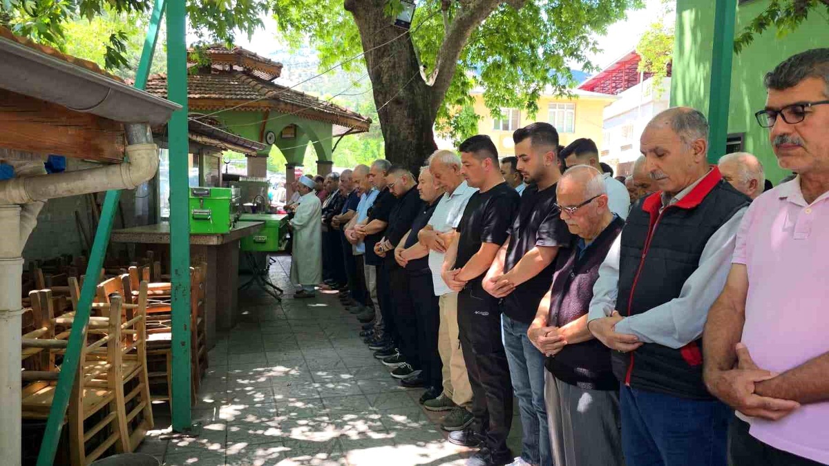 Antalya\'da Cinayet: Baba ve Kızı Defnedildi