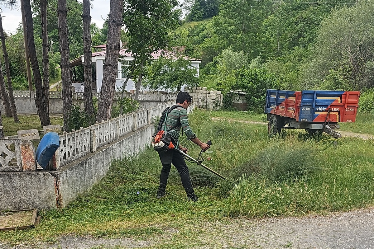 Vezirköprü\'deki Şehitlik Havza Belediyesi Tarafından Temizlendi