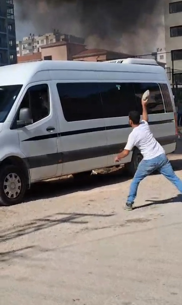 Mahalleli seferber oldu, minibüsü yanmaktan kurtardı