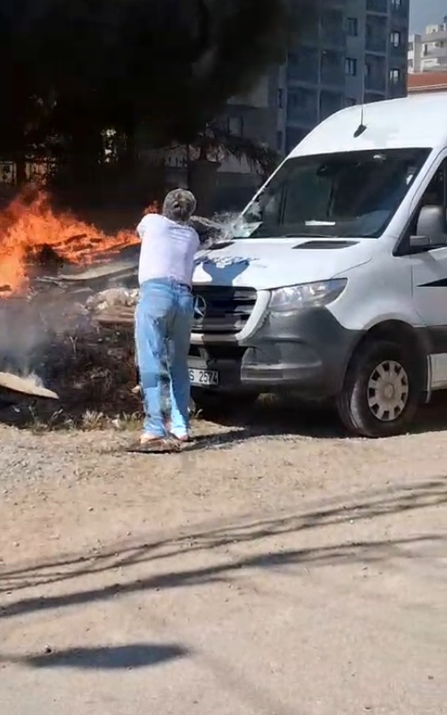 Mahalleli seferber oldu, minibüsü yanmaktan kurtardı