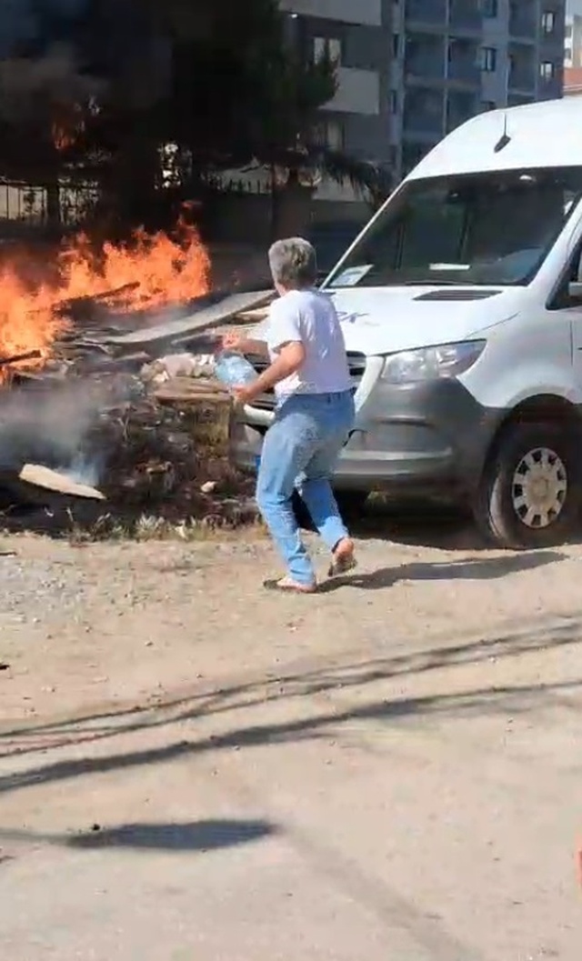 Mahalleli seferber oldu, minibüsü yanmaktan kurtardı