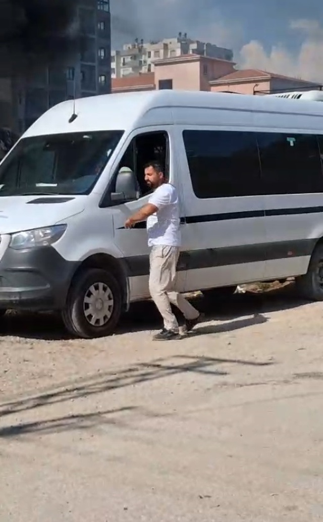Mahalleli seferber oldu, minibüsü yanmaktan kurtardı