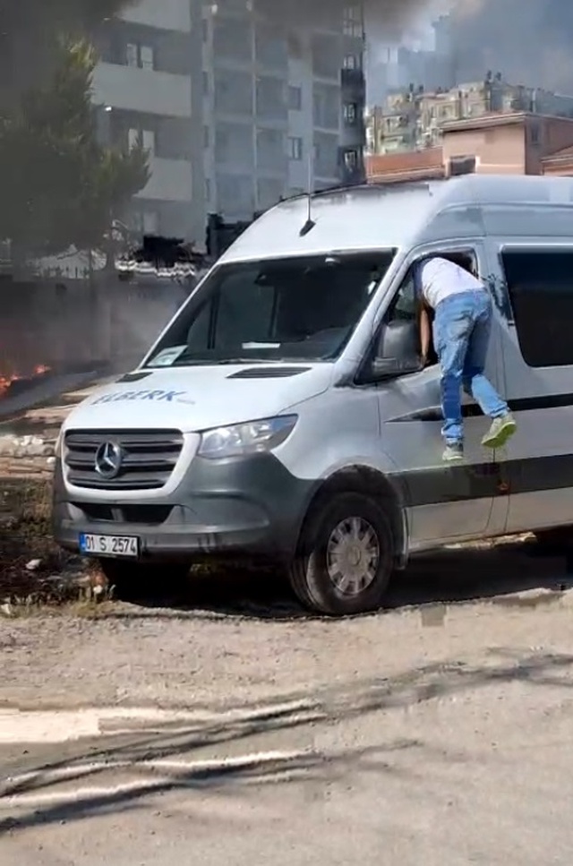 Mahalleli seferber oldu, minibüsü yanmaktan kurtardı