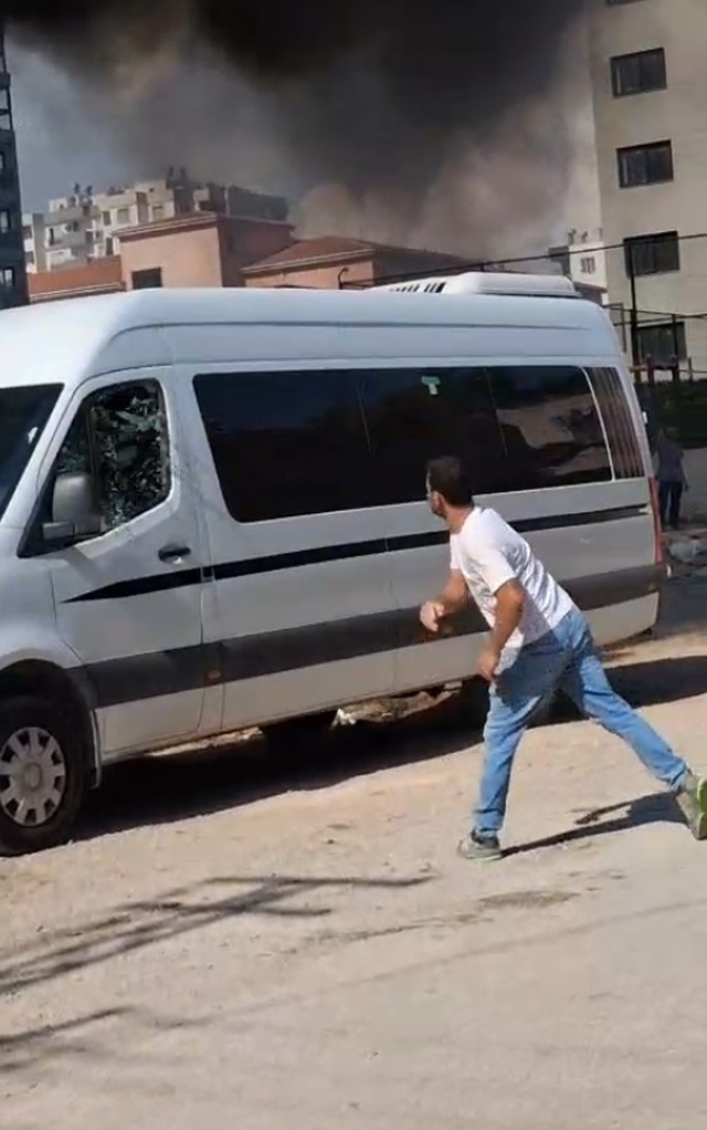 Mahalleli seferber oldu, minibüsü yanmaktan kurtardı