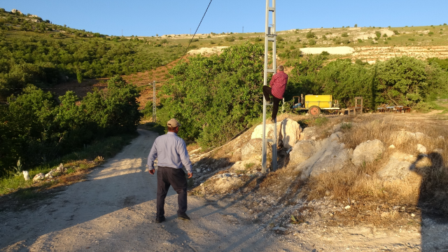 Malatya'da telefonla konuşabilmek için canlarını hiçe sayıp elektrik direğine çıkıyorlar