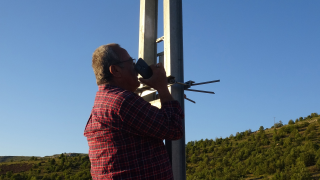 Malatya'da telefonla konuşabilmek için canlarını hiçe sayıp elektrik direğine çıkıyorlar