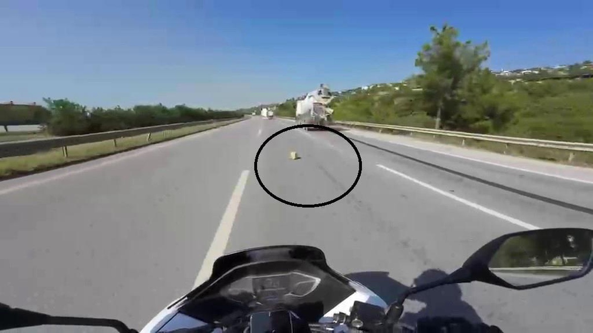 Beton Mikserinin Malzemesi Motosiklet Sürücüsünü Devrildi