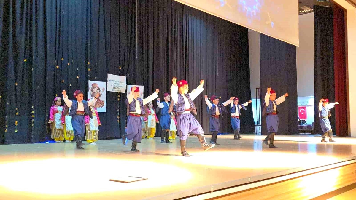 Denizli\'de geleneksel halk oyunları gecesi büyük ilgi gördü