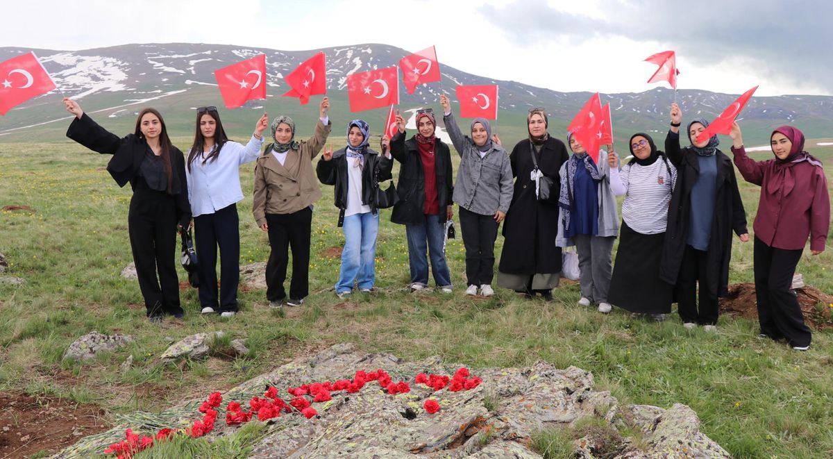 Oltulu Öğrencilerden Sarıkamış Şehitlerine Anma Yürüyüşü