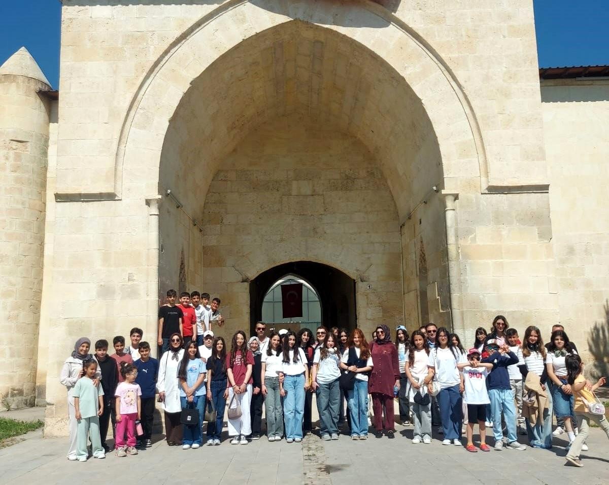 Öğrenciler Tarihi Mekanları Ziyaret Etti