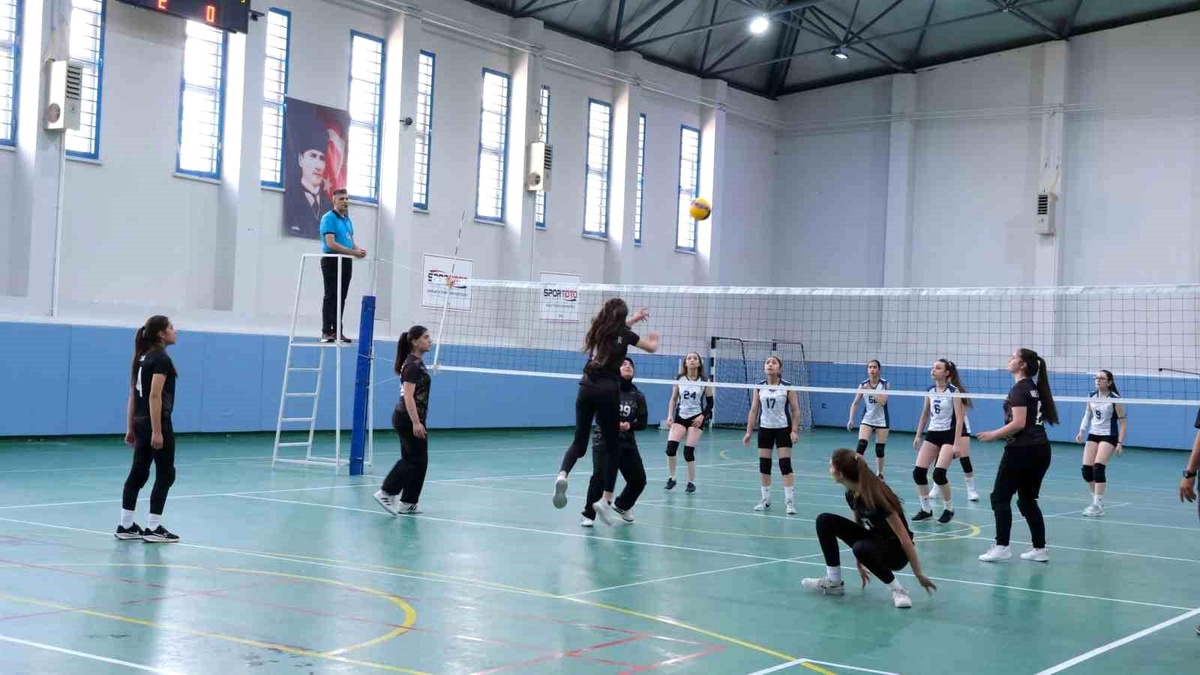 Voleybol B Genç Kızlar İl Birinciliği Devam Ediyor