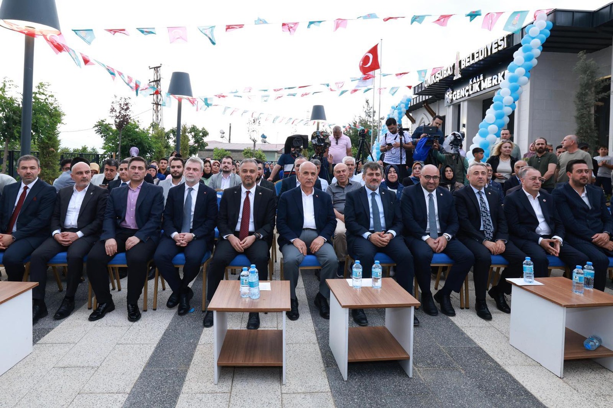 Onikişubat\'ta Kale Gençlik Merkezi törenle hizmete açıldı