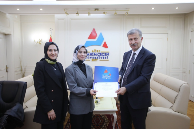 Rektör Gülçin'den dereceye giren eczacılık öğrencilerine başarı belgesi