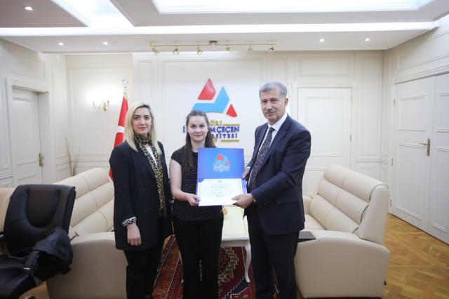 Rektör Gülçin'den dereceye giren eczacılık öğrencilerine başarı belgesi