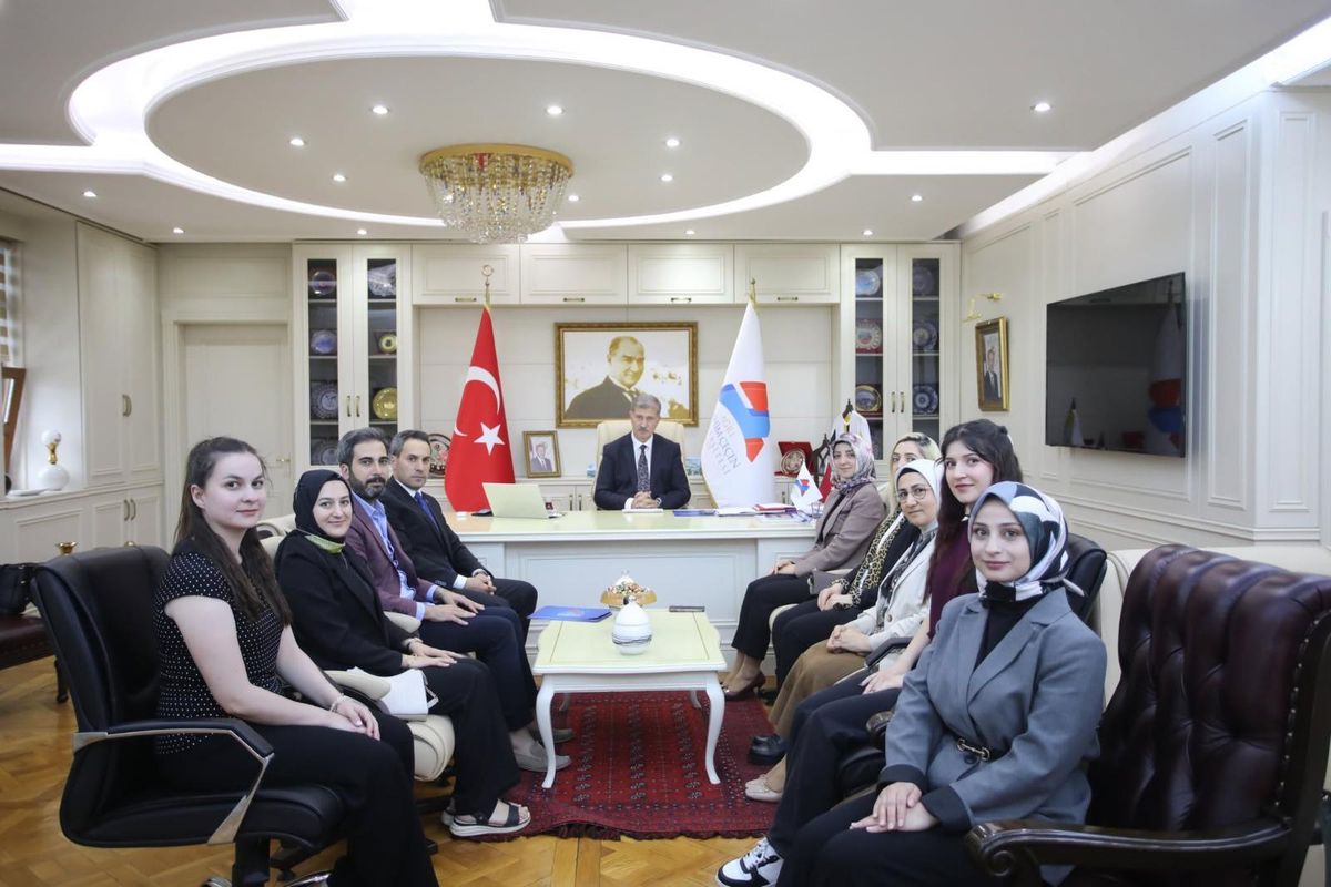 Rektör Gülçin\'den dereceye giren eczacılık öğrencilerine başarı belgesi